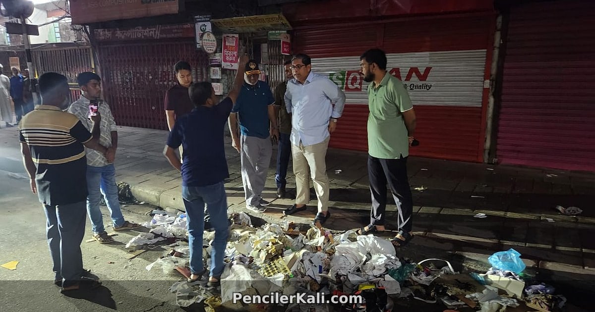 রাতের ঢাকায় বর্জ্য তদারকিতে স্থানীয় সরকার প্রতিমন্ত্রী