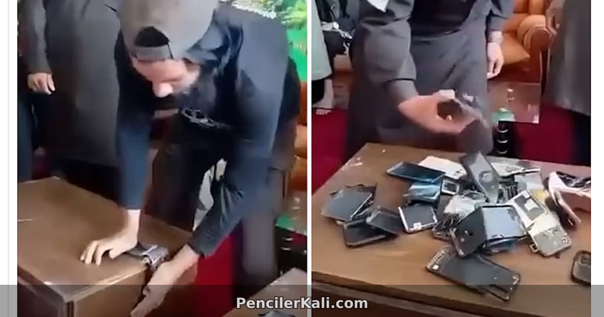 তালেবানের নিষেধাজ্ঞা: সরকারি কর্মকর্তাদের স্মার্টফোন ব্যবহার বন্ধ